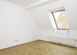 Schlafzimmer mit Echtholz-Parkett und Dachflächenfenster