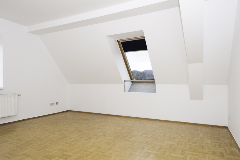 Wohne- und Essbereich mit Echtholz-Parkett und Dachflächenfenstermit Echtholz-Parkett und Dachflächenfenster