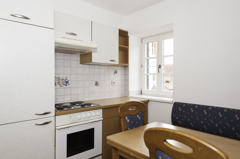 Kochbereich mit Einbauküche, E-Hetrdd mit Backrohr, Kühlschrank, Esstisch mit Stühlen